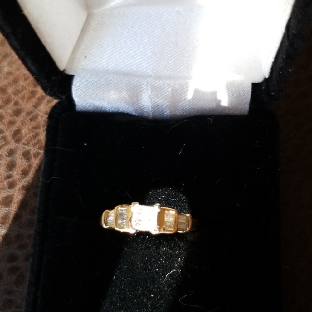 Diamond enlayed ring. 14k gold 3/4 ctw